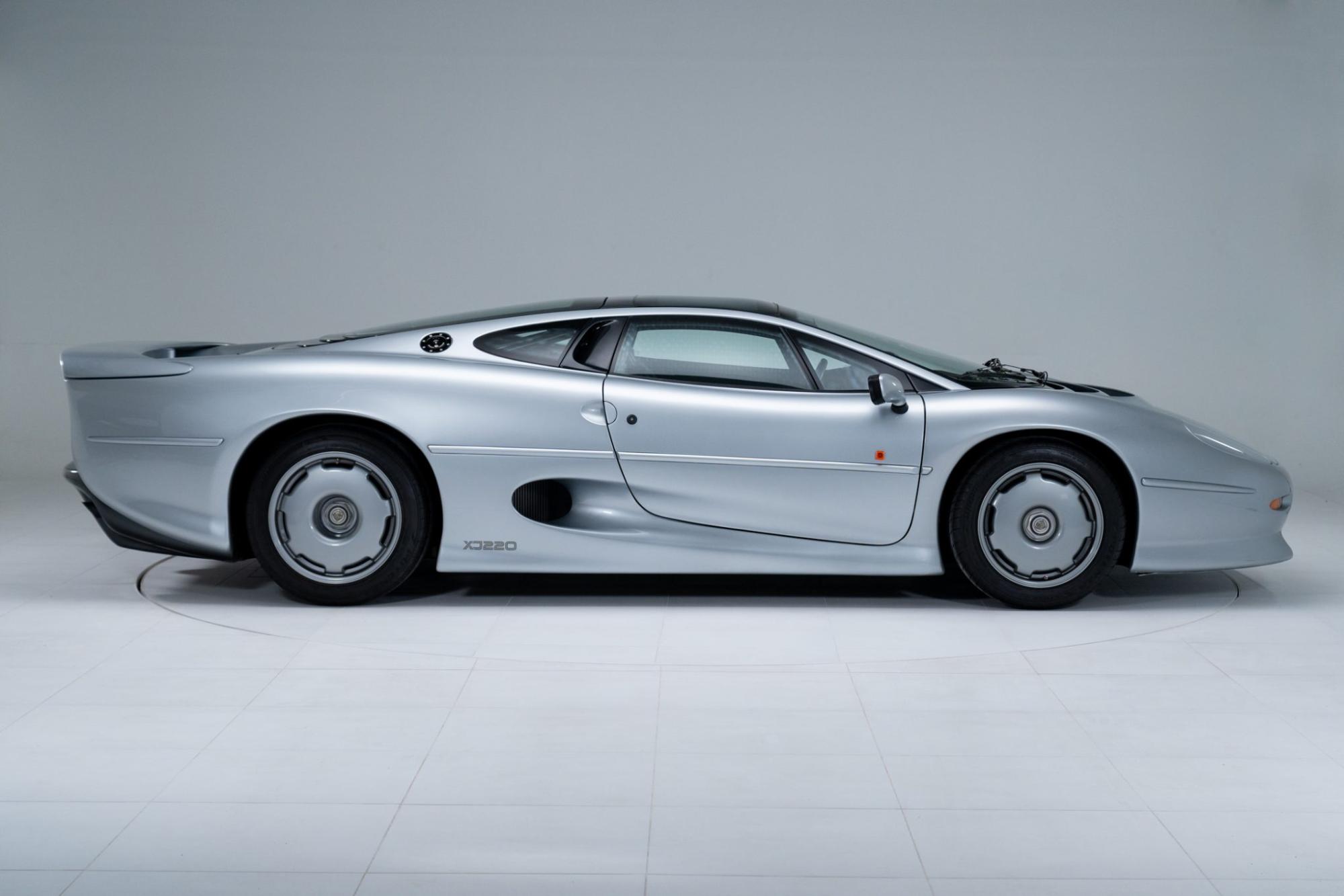 Jaguar XJ220 photo